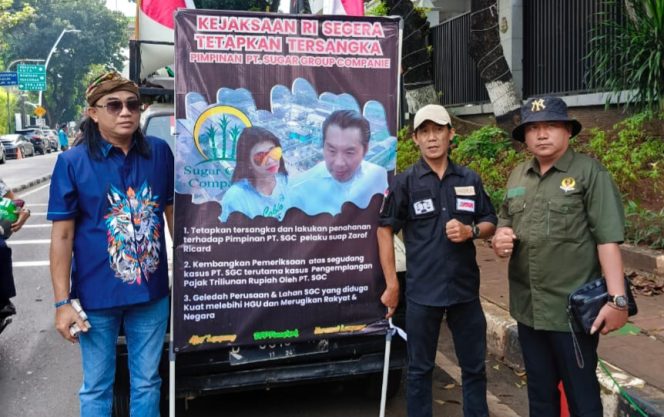 
					Massa Aliansi LSM Asal Lampung Desak Kejagung dan KPK Periksa PT SGC