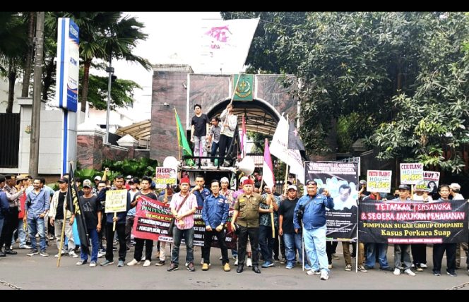 
					Geruduk KPK & Kejagung, Ratusan Massa Asal Lampung Tuntut Periksa SGC dan Dana CSR BI