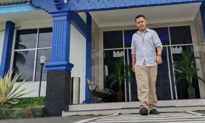 
					Panggung Amatir Badut Kekuasaan