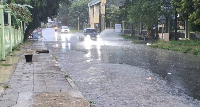 
					Air Hujan Rendam Ruas Jalan KH Dewantara Metro Timur