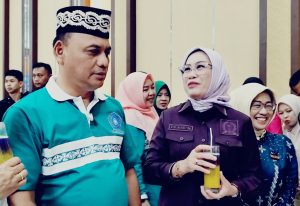 [ADV] Singgah di Lapak Jajan Jambore PKK Kota Metro, Ria Hartini Cicipi Produk UMKM