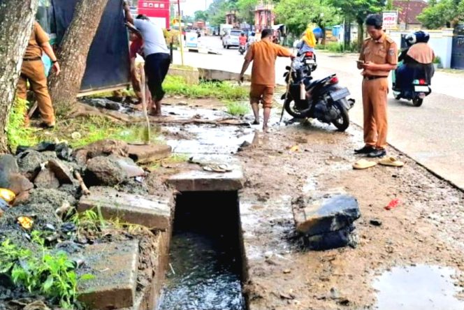 
					Cuaca Buruk Sebabkan Ruas Jalan Terendam, Camat Metro Timur Imbau Pamong Gencarkan Gotong-royong