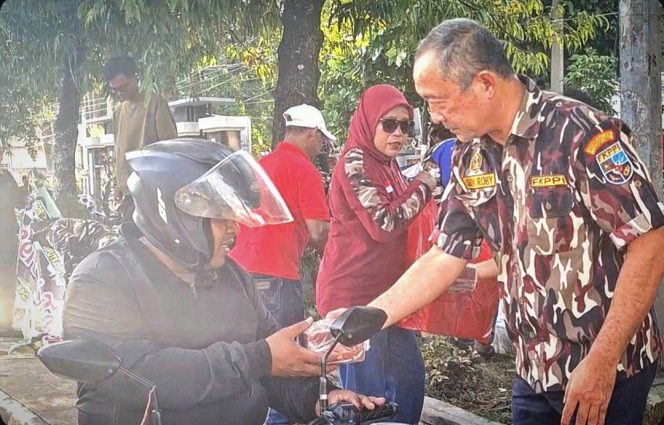 
					FKPPI Kota Metro Bagikan Ratusan Paket Takjil