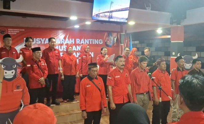 
					DPC PDI Perjuangan Kota Metro Lantik Ratusan Pengurus Partai di Tingkat Akar Rumput
