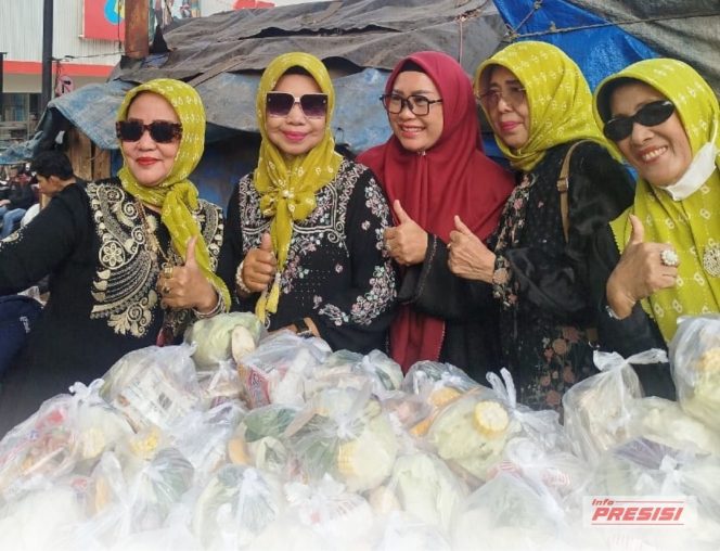 
					Bendahara PDIP Metro Bagikan Ratusan Bingkisan Pangan di Shopping Center