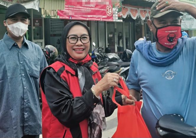 
					Sentuh Akar Rumput, Ria Hartini Bagikan Masker dan Makanan Imbas Erupsi GAK